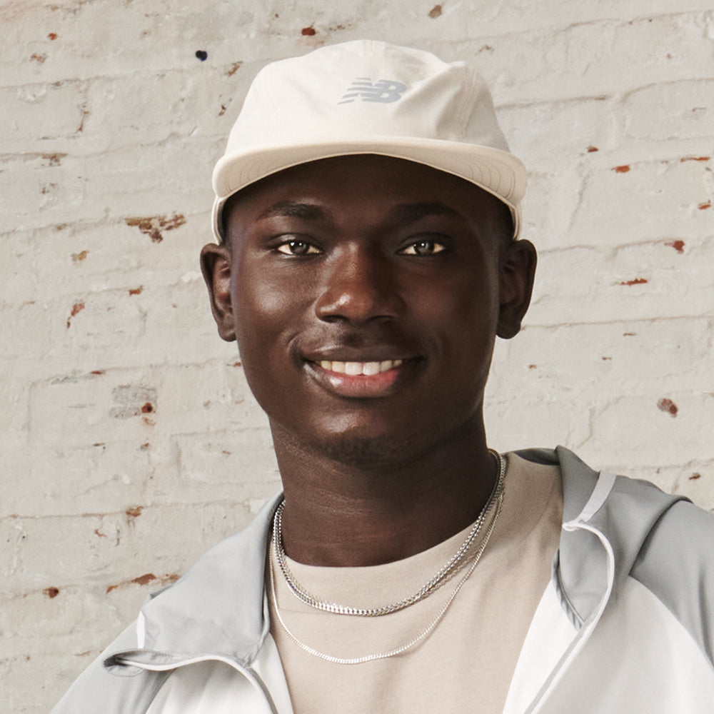 Gorra 5 paneles Everyday reciclada de New Balance - Piedra