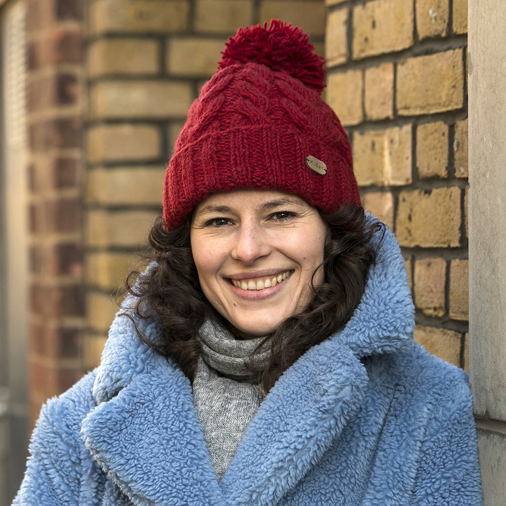 Gorro con pompón con vuelta de punto trenzado de Kusan - Rojo