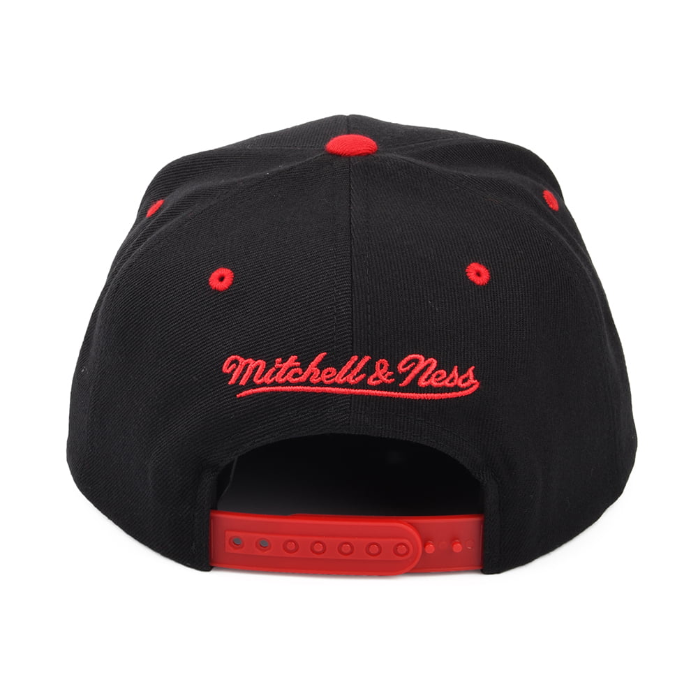 Gorra Snapback NBA HWC Team Arch Chicago Bulls de Mitchell & Ness - Negro-Rojo