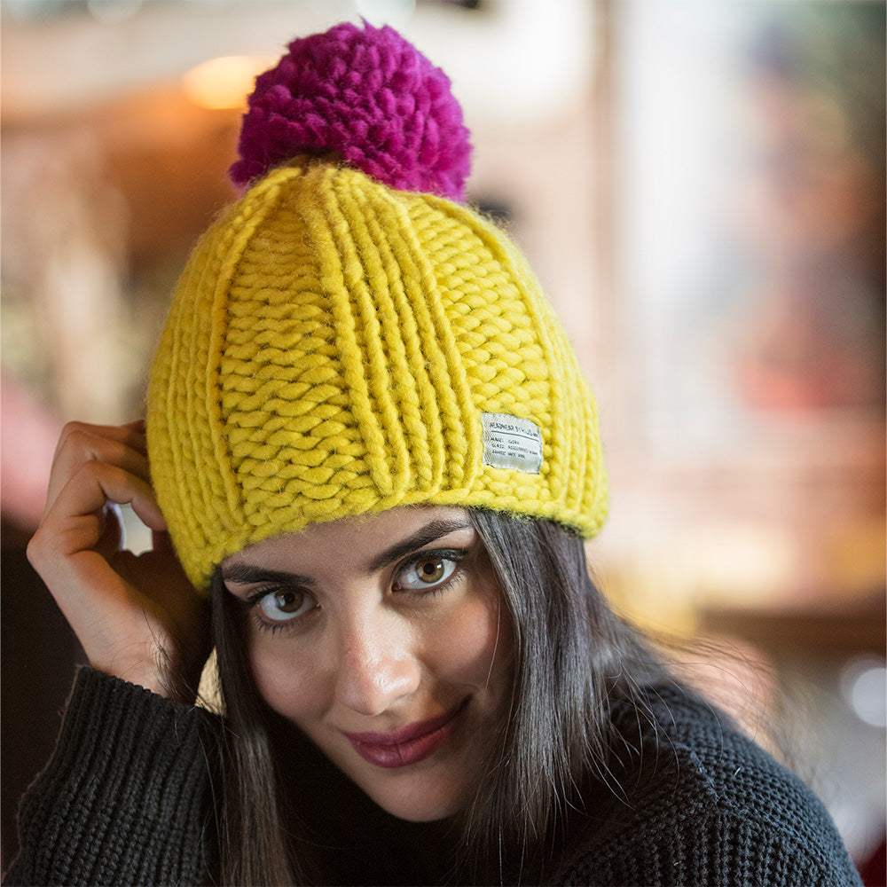 Gorro tejido con pompón Multi Pom de Kusan - Amarillo