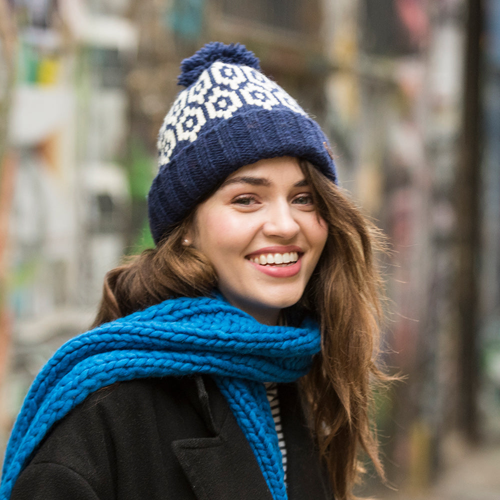 Gorro con pompón con vuelta con estampado de Kusan - Azul Marino