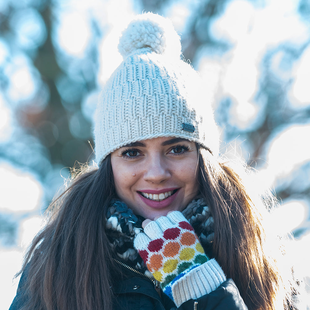 Gorro con pompón Moss Yarn punto cable acanalado de Kusan - Crema