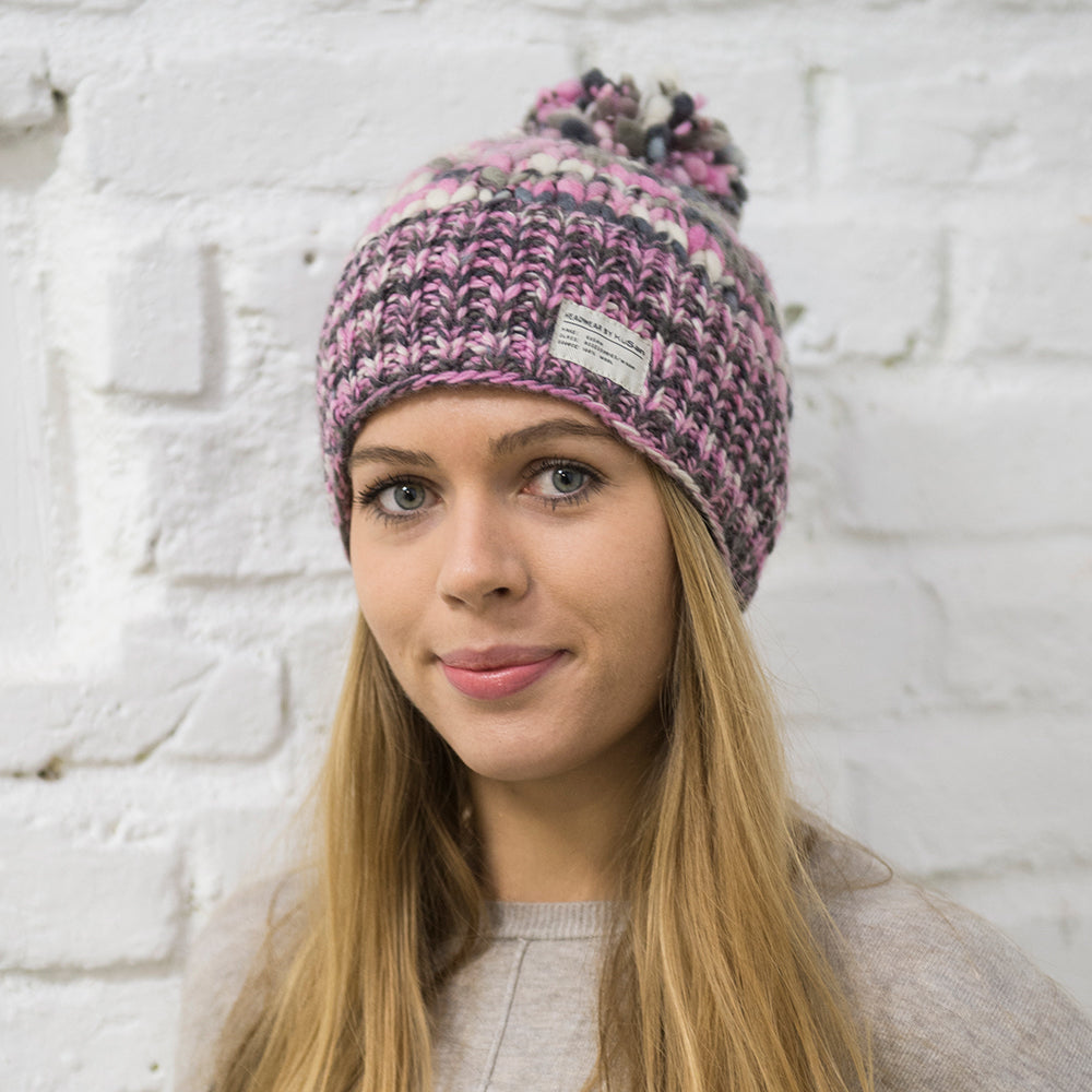 Gorro con pompón de hilo desigual de Kusan - Rosa-Morado