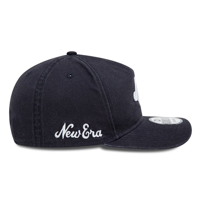 Gorra de béisbol Golfer - NE pre-curvada sin estructurar de algodón lavado de New Era - Azul Marino-Blanco