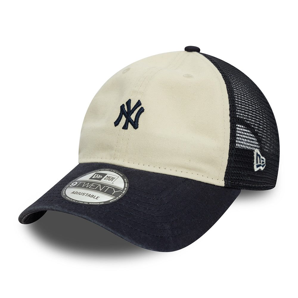 Gorra de camionero 9TWENTY Mini logotipo de la MLB New York Yankees para mujeres de New Era - Crema-Azul Marino