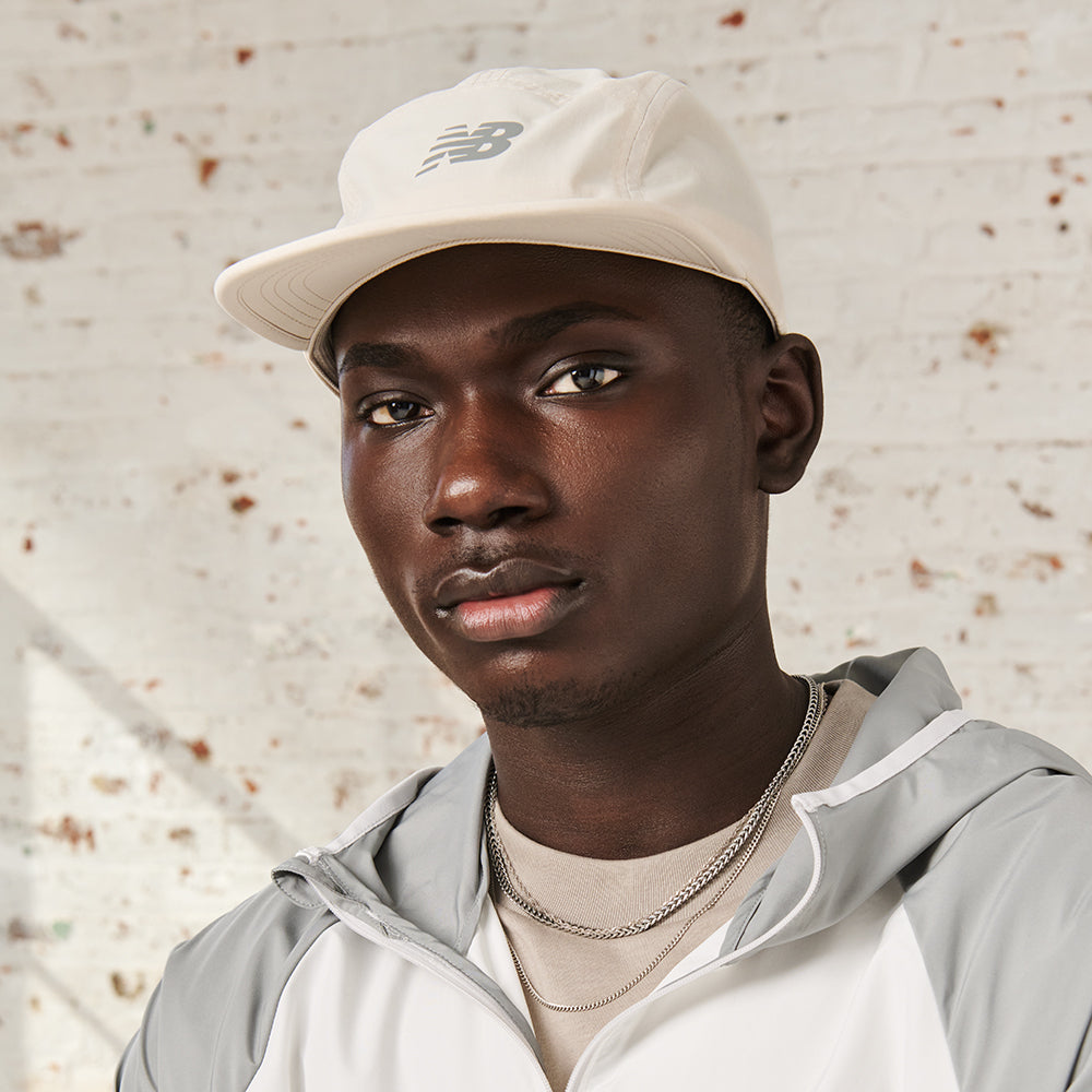 Gorra 5 paneles Everyday reciclada de New Balance - Piedra