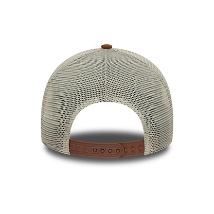 Gorra de camionero A-Frame con parche ovalado de gamuza de New Era - Piedra-Beige Arena