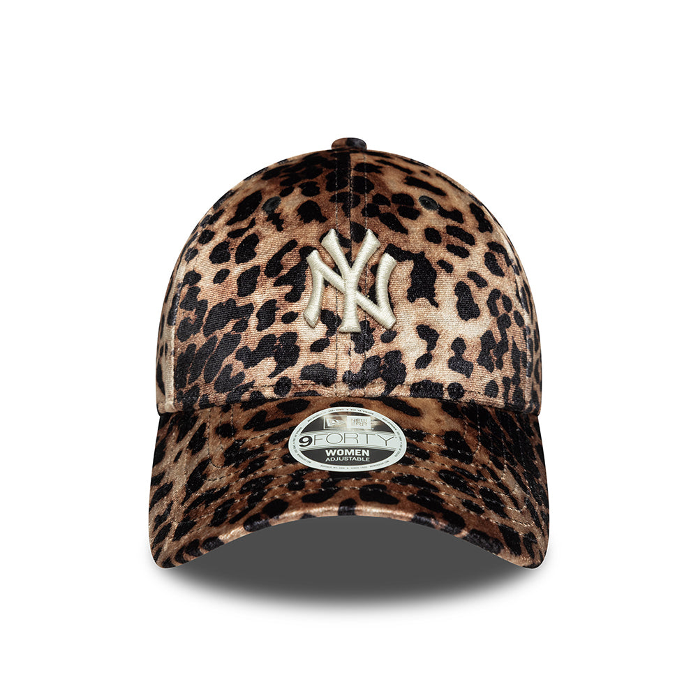 Gorra de béisbol 9FORTY MLB Leopard Velour New York Yankees para mujeres de New Era - Marrón-Crema