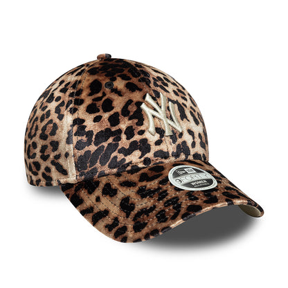 Gorra de béisbol 9FORTY MLB Leopard Velour New York Yankees para mujeres de New Era - Marrón-Crema