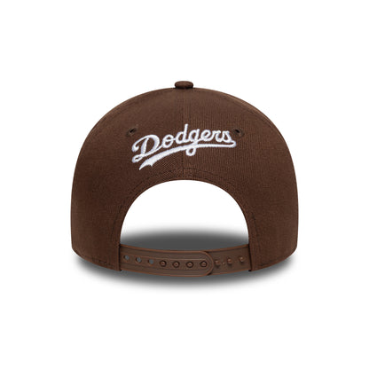 Gorra Snapback 9FORTY - MLB Outline Script L.A. Dodgers de New Era - Chocolate