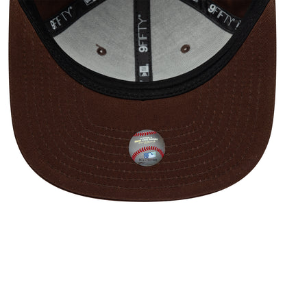 Gorra Snapback 9FIFTY MLB League Essential New York Yankees de New Era - Chocolate-Blanco