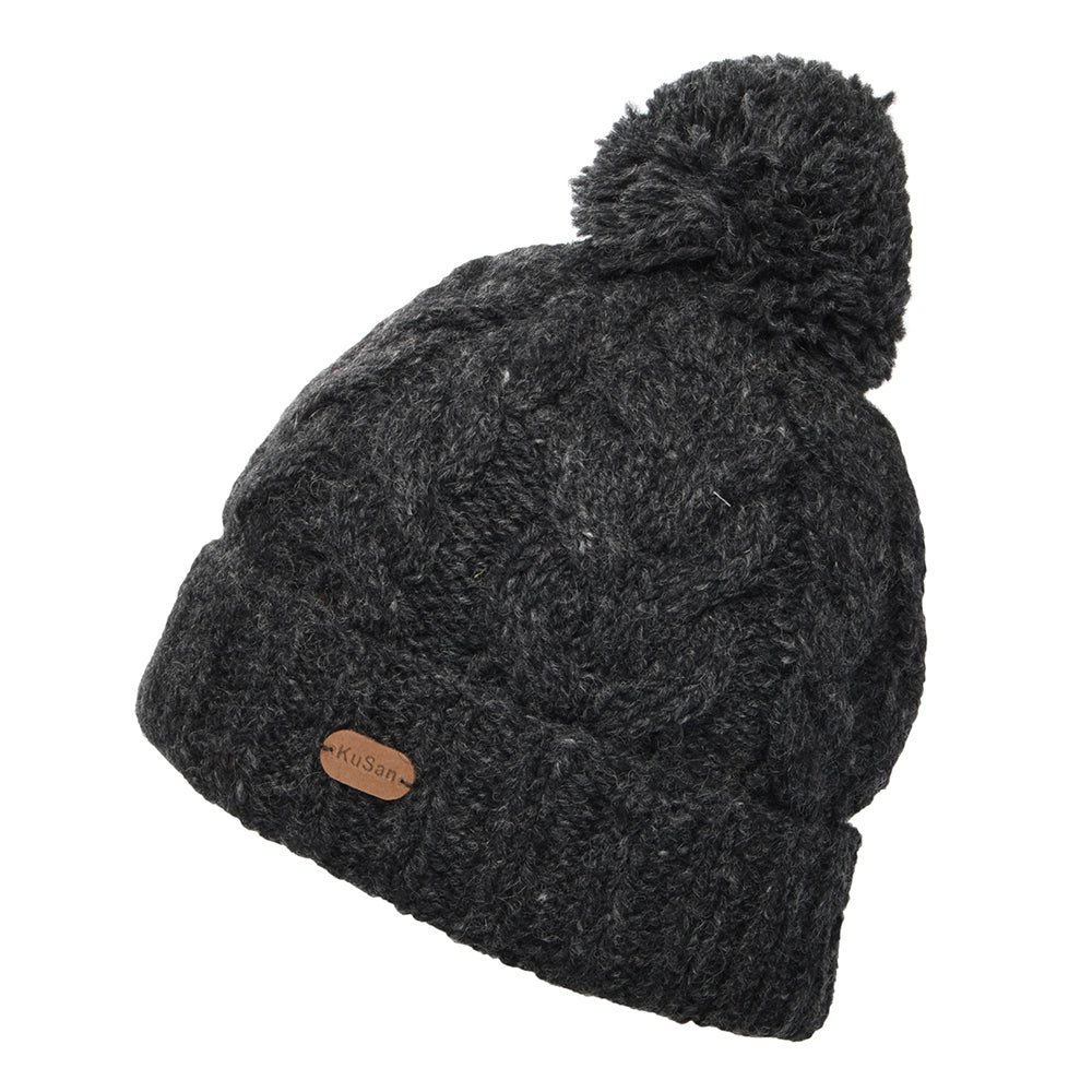 Gorro con pompón con vuelta de punto trenzado de Kusan - Antracita