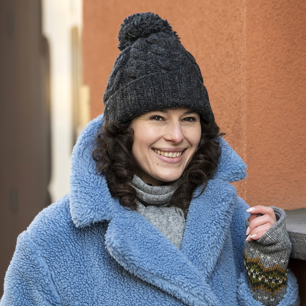 Gorro con pompón con vuelta de punto trenzado de Kusan - Antracita