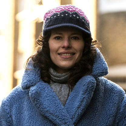 Gorro Beanie con visera Brooklyn Fair Isle de Kusan - Azul Marino-Rosa