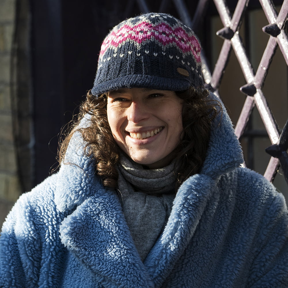 Gorro Beanie con visera Brooklyn Fair Isle de Kusan - Azul Marino-Rosa