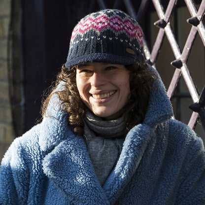 Gorro Beanie con visera Brooklyn Fair Isle de Kusan - Azul Marino-Rosa