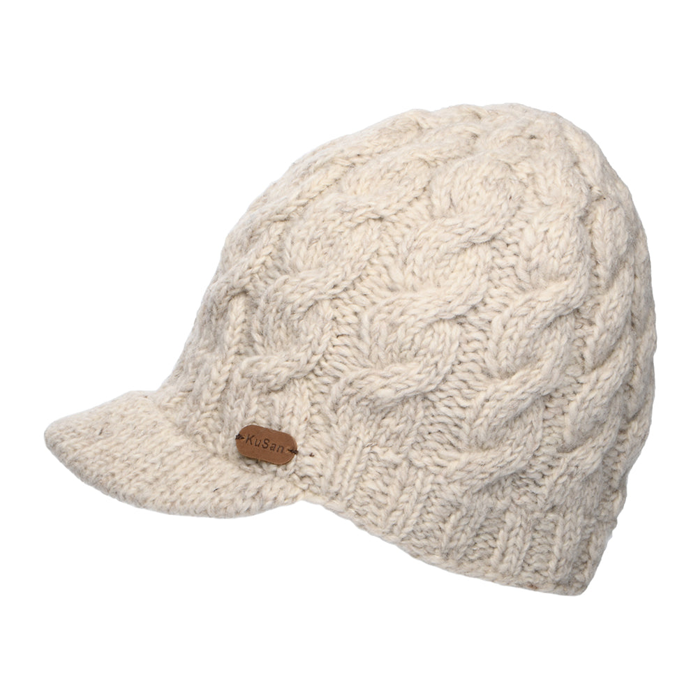 Gorro Beanie con visera de punto trenzado de Kusan - Avena