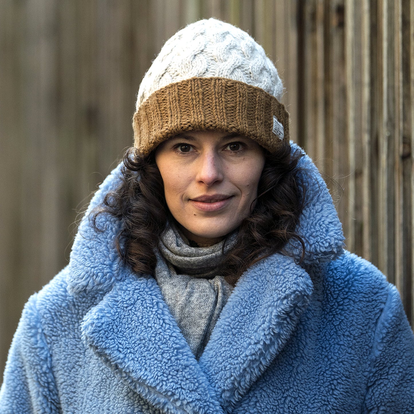 Gorro Beanie 2-Tone con vuelta de punto trenzado de Kusan - Crema-Tofe