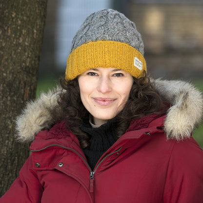 Gorro Beanie 2-Tone con vuelta de punto trenzado de Kusan - Gris-Amarillo