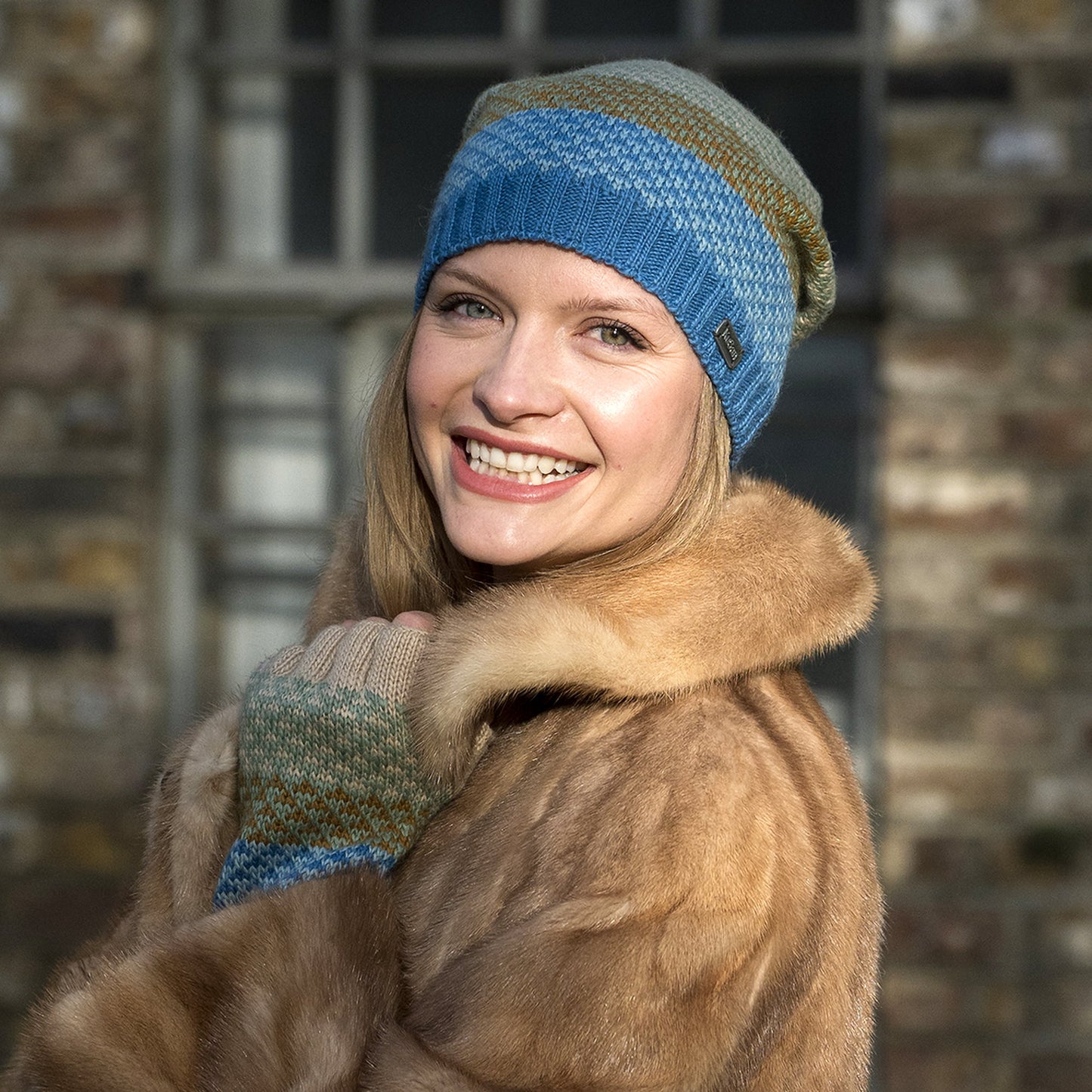 Gorro Beanie con botón de Kusan - Azul-Crema