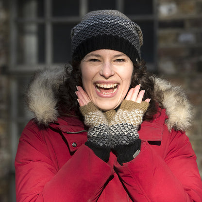 Gorro Beanie con botón de Kusan - Negro-Crema