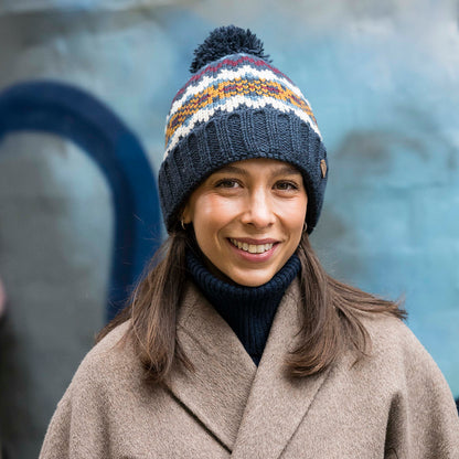 Gorro con pompón con vuelta Fair Isle de Kusan - Azul Marino-Multi