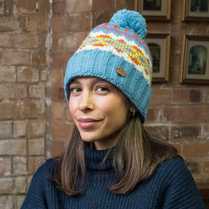 Gorro con pompón con vuelta Fair Isle de Kusan - Azul Cielo-Multi