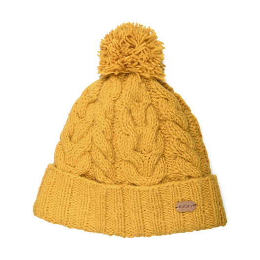 Gorro con pompón con vuelta de punto trenzado de Kusan - Mostaza