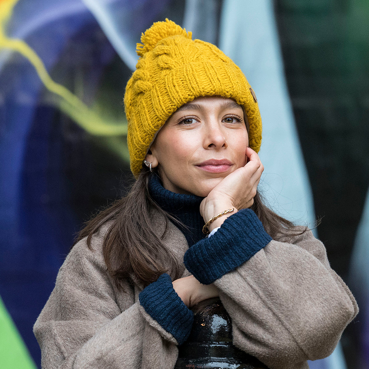 Gorro con pompón con vuelta de punto trenzado de Kusan - Mostaza