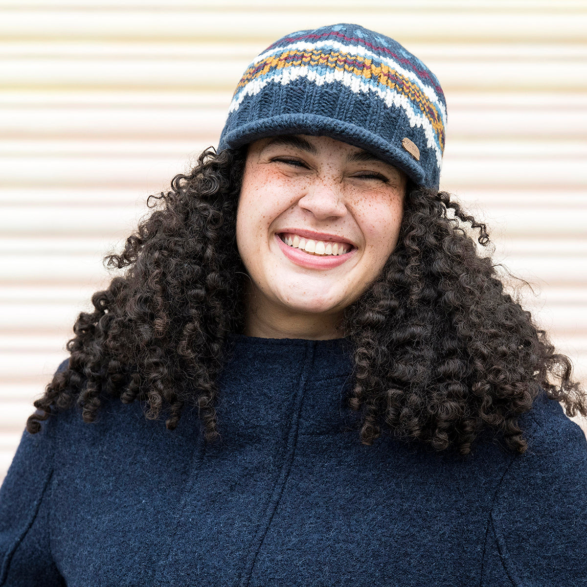 Gorro Beanie con visera Brooklyn Fair Isle de Kusan - Azul Marino-Multi