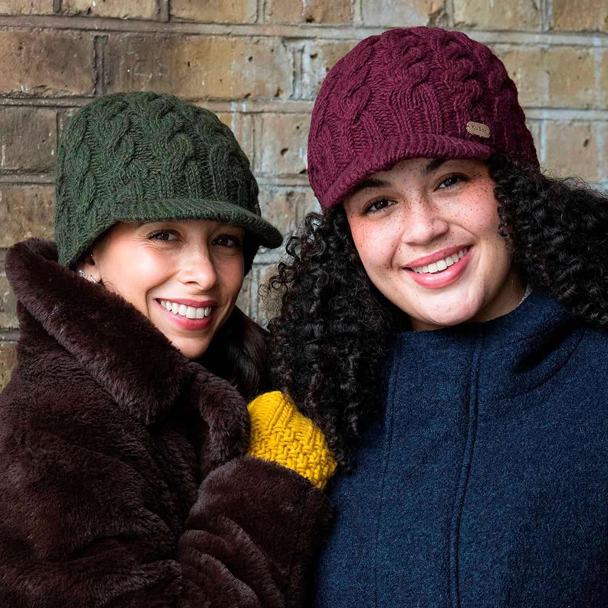 Gorro Beanie con visera de punto trenzado de Kusan - Mora