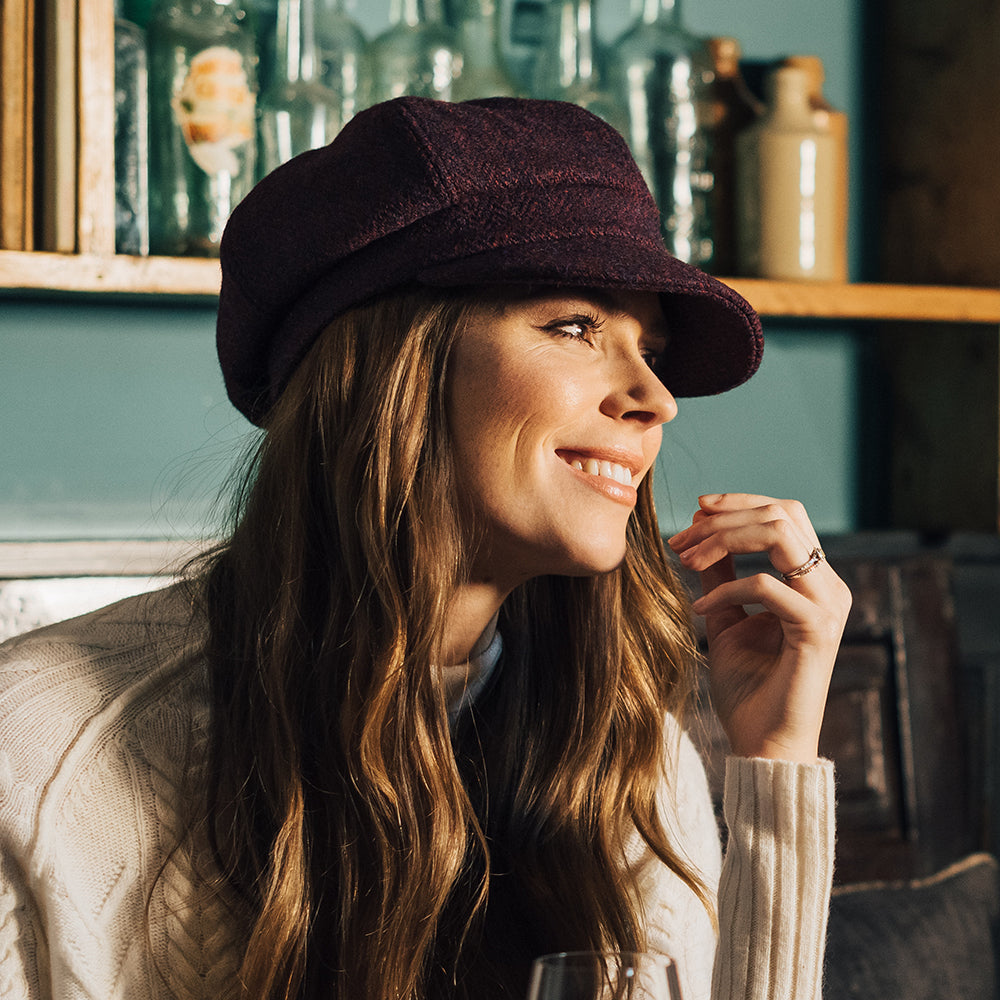 Gorra Baker Boy Gabby de HARRIS TWEED diseño de espiga de Failsworth - Burdeos