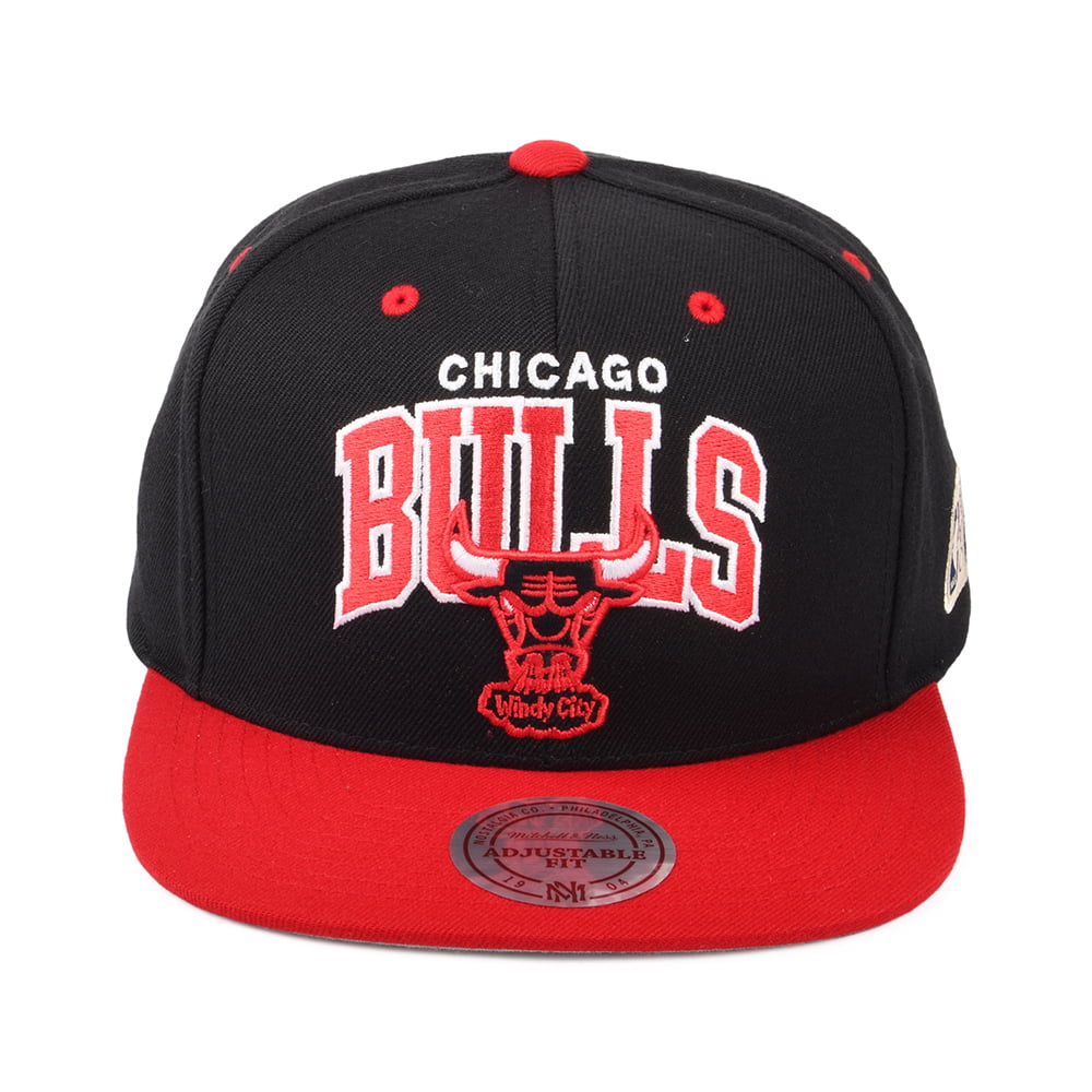 Gorra Snapback NBA HWC Team Arch Chicago Bulls de Mitchell & Ness - Negro-Rojo