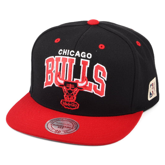 Gorra Snapback NBA HWC Team Arch Chicago Bulls de Mitchell & Ness - Negro-Rojo
