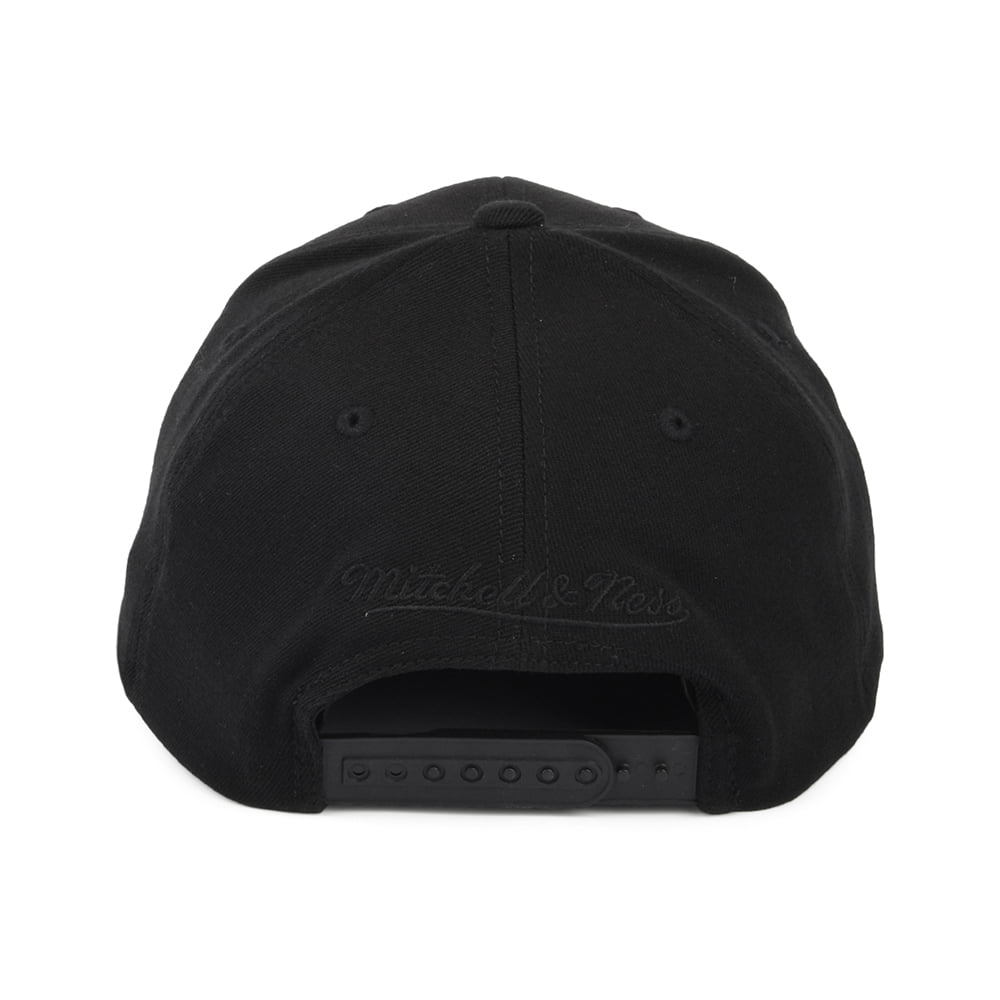 Gorra Snapback NBA Black Out Arch Redline San Antonio Spurs de Mitchell & Ness - Negro