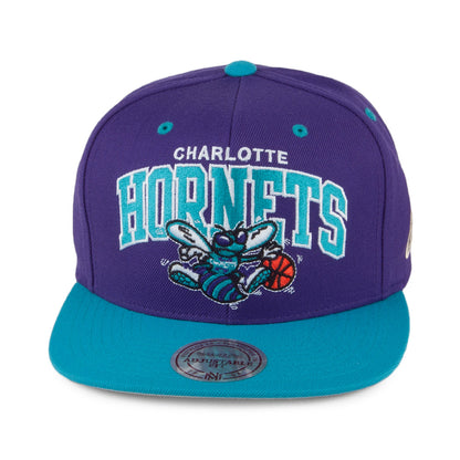 Gorra Snapback NBA Arch 2 Tone Charlotte Hornets de Mitchell & Ness - Morado-Verde Azulado