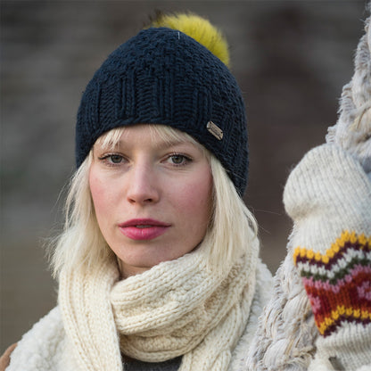 Gorro con pompón Moss Yarn de Kusan - Azul Marino