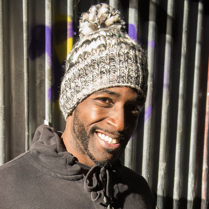 Gorro con pompón de hilo desigual de Kusan - Negro-Blanco