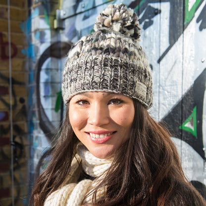 Gorro con pompón de hilo desigual de Kusan - Negro-Blanco