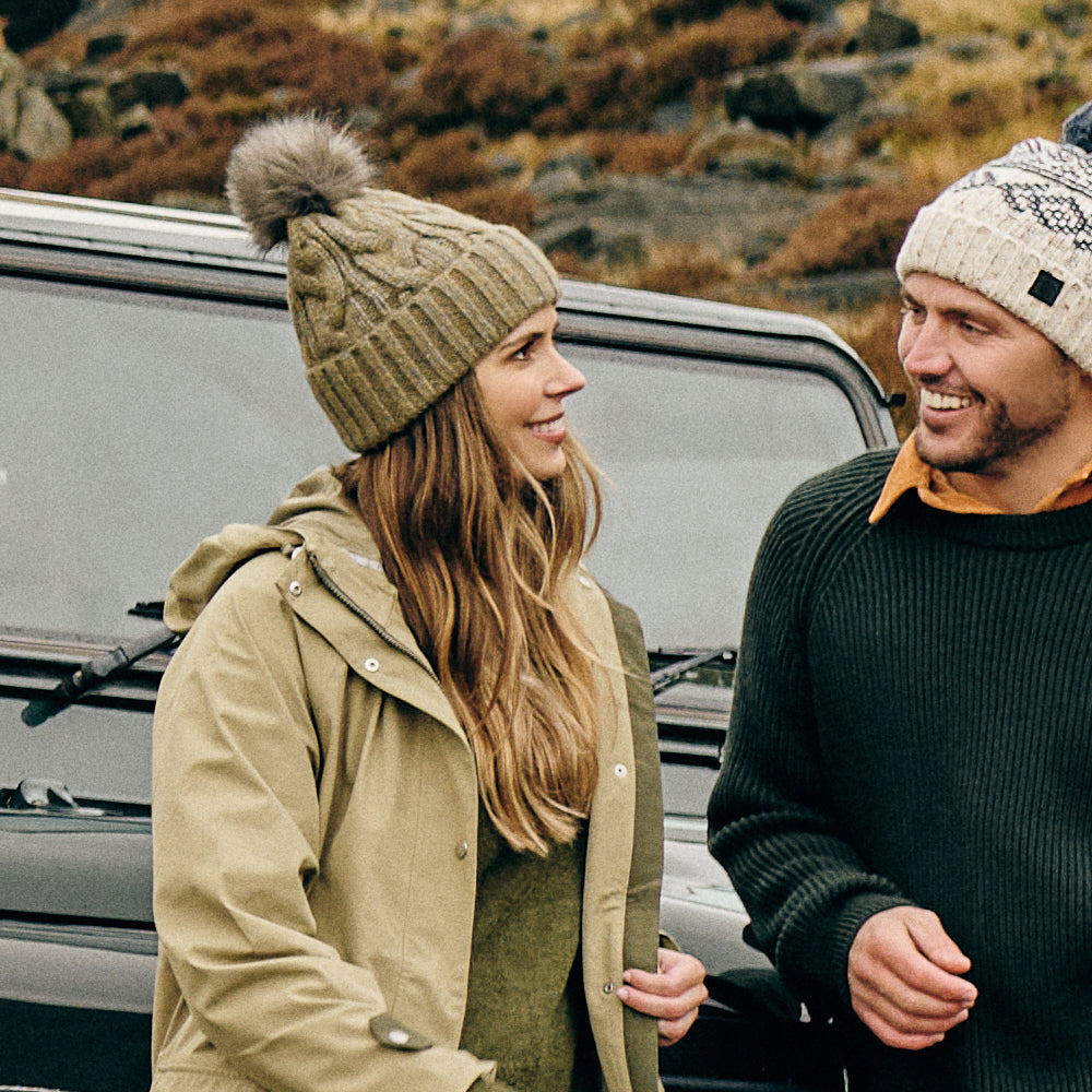 Gorro con pompón Amelia de piel sintética de Failsworth - Salvia